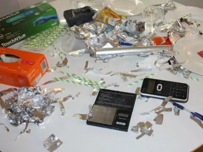Ljubljana.Ljubljanski policisti so v preiskavi vozila in stanovanja pri 38-letnemu osumljencu nasli in zasegli vec vreck kokaina, konoplje, tablet in drugih snovi za katere se sumi da so prepovedana droga ter vec tisoc evrov.Foto: PU Ljubljana