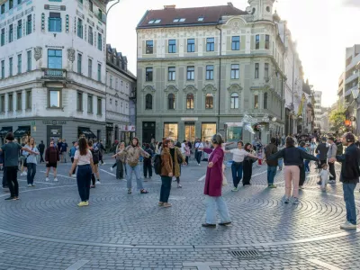 Tu, čisto blizu avtoric Ur&scaron;e Sekirnik in Aje Zupanec je participatorni zvočni sprehod, ki udeležence preko zvočnih navodil vodi po mestu in jih spodbuja k telesnemu, čutnemu in odnosnemu doživljanju javnega prostora. F Matej Tomažin