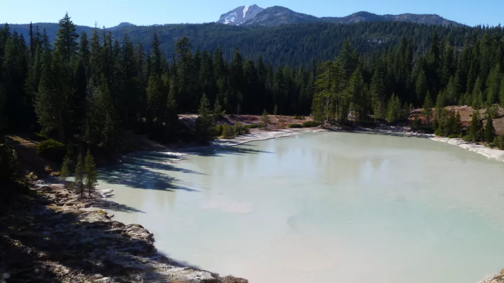 Overlook of Boiling Springs Lake from the trail with Lassen Peak in the distance. / Foto: Foto: National Park Service 