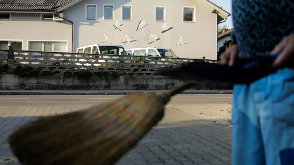 - simbolična fotografija - stavba SZS - Smučarska zveza Slovenije, Poduti&scaron;ka cesta 146, či&scaron;čenje, pometanje, metla  - //FOTO: Bojan Velikonja
