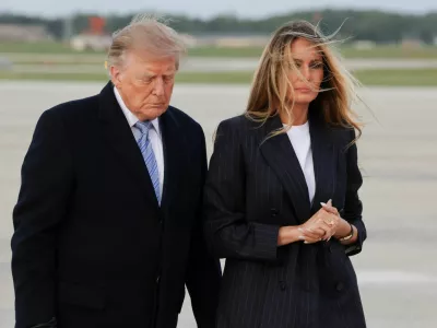US President Donald Trump and first lady Melania Trump walk as Chinese President Xi Jinping and his wife Peng Liyuan arrive ahead of a state visit at Joint Base Andrews, Maryland, US, September 23, 2026. REUTERS/Jonathan Ernst