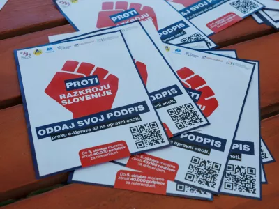 Ljubljana, pred Upravno enoto Ljubljana.Predsednik Gibanja Svoboda Robert Golob bo skupaj s poslancema Svobode Martinom Premkom in Saro Zibrat oddal podpis za razpis referenduma o interventnem zakonu.