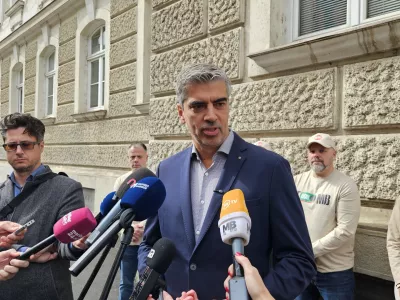 Maribor.Oddaja podpisov za vlozitev kandidature Bora Greinerja za zupana Mestne obcine Maribor.Kandidat Bor Greiner.