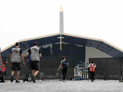 Workers set up infrastructure for an open-air Mass to be celebrated by Pope Leo at the Place de la Concorde in Paris on the eve of his four-day apostolic journey to France, September 24, 2026. REUTERS/Benoit Tessier