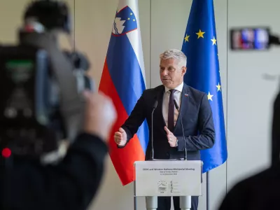 Brdo pri Kranju, Kongresni center Brdo.Zasedanje ministrov za obrambo pobude CEDC in drzav zahodnega Balkana.Izjava obrambnega ministra Valentina Hajdinjaka po koncu zasedanja.