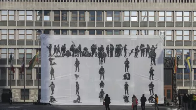 - 20.12.2021 – Parlament – Državni zbor (DZ) - inštalacija na Trgu republike ob interpelaciji notranjega ministra Aleša Hojsa - veliko platno, na katerem so upodobljeni policisti, ti pa ponazarjajo vhodni portal državnega zbora - del projekta Paviljon demokracije, v katerega je vključen tudi Inštitut za kulturne in spominske študije ZRC Sazu, - simbolična fotografija – policija, policijski psi, protestniki/FOTO: Jaka Gasar