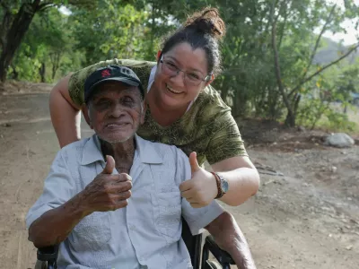 Jose Flores, a former farmer whose family says he is 119 years old and could be recognized as the world's oldest living man pending verification of his birth date, and his granddaughter, Hellen Flores, give a thumbs-up as she pushes him in a wheelchair near their home in Sardinal, Costa Rica, September 5, 2026. REUTERS/Mayela Lopez / Foto: Mayela Lopez