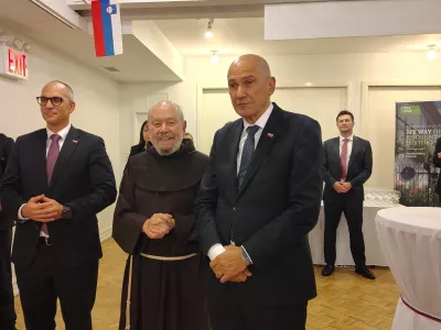 ZDA, New York.Sprejem za ameriske Slovence v New Yorku, ki se ga je udelezil tudi predsednik vlade Janez Jansa.Pater Martin Krizolog in premier Janez Jansa.