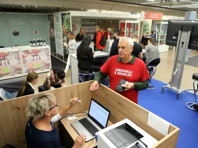 - simbolična fotografija: starostniki &ndash; starej&scaron;i &ndash; aktivno staranje - napis na majici Zakorakaj k zdravju!- 27.09.2022 &ndash; 21. Festival za tretje življenjsko obdobje 2022 pod geslom Vsi smo ena generacija! &ndash; //FOTO: Tomaž Skale