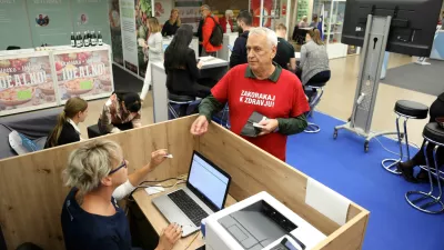 - simbolična fotografija: starostniki – starejši – aktivno staranje - napis na majici Zakorakaj k zdravju!- 27.09.2022 – 21. Festival za tretje življenjsko obdobje 2022 pod geslom Vsi smo ena generacija! – //FOTO: Tomaž Skale
