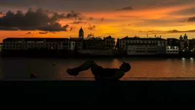 A man stretches after working out as the sun sets in Panama City, Tuesday, Sept. 22, 2026. (AP Photo/Matias Delacroix) / Foto: Matias Delacroix