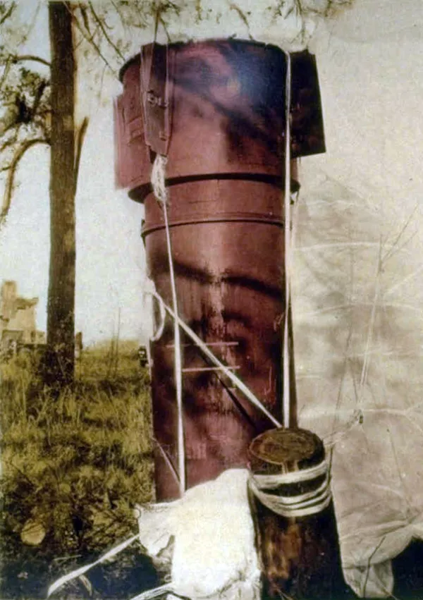 Druga bomba je pristala mehko, saj se je sprožilo padalo. / Foto: Wikipedia
