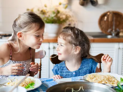 Med kosilom se lahko dogaja marsikaj. Veliko pa &scaron;tejejo tudi pogovori med člani družine. / Foto: Istock