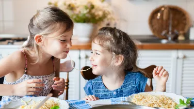 Med kosilom se lahko dogaja marsikaj. Veliko pa &scaron;tejejo tudi pogovori med člani družine. / Foto: Istock