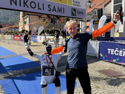 Robot Jože v družbi človeka / Foto: Vandri Robotics