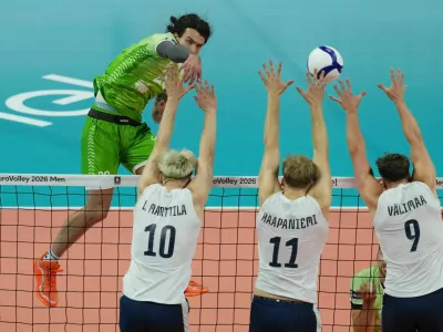 Slovenia's Nik Mujanovic, top left, spikes the ball as Finland's Luka Marttila, Miika Haapaniemi and Santeri Valimaa try to block during the men's European volleyball championship third-place final match between Finland and Slovenia in Milan, Italy, Saturday, Sept. 26, 2026. (AP Photo/Antonio Calanni) / Foto: Antonio Calanni