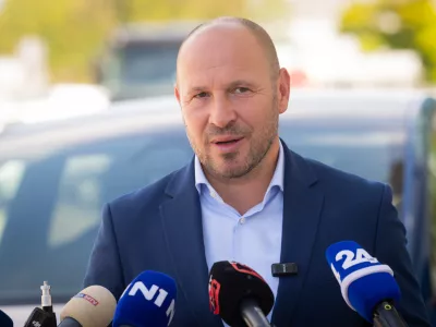 Ljubljana, Tesla Center Ljubljana.Minister za infrastrukturo in energetiko Jernej Vrtovec je obiskal Tesla Center Ljubljana, kjer je preizkusil napredni sistem avtonomne voznje pod nadzorom (FSD Supervised) in se seznanil z njegovim delovanjem v praksi.