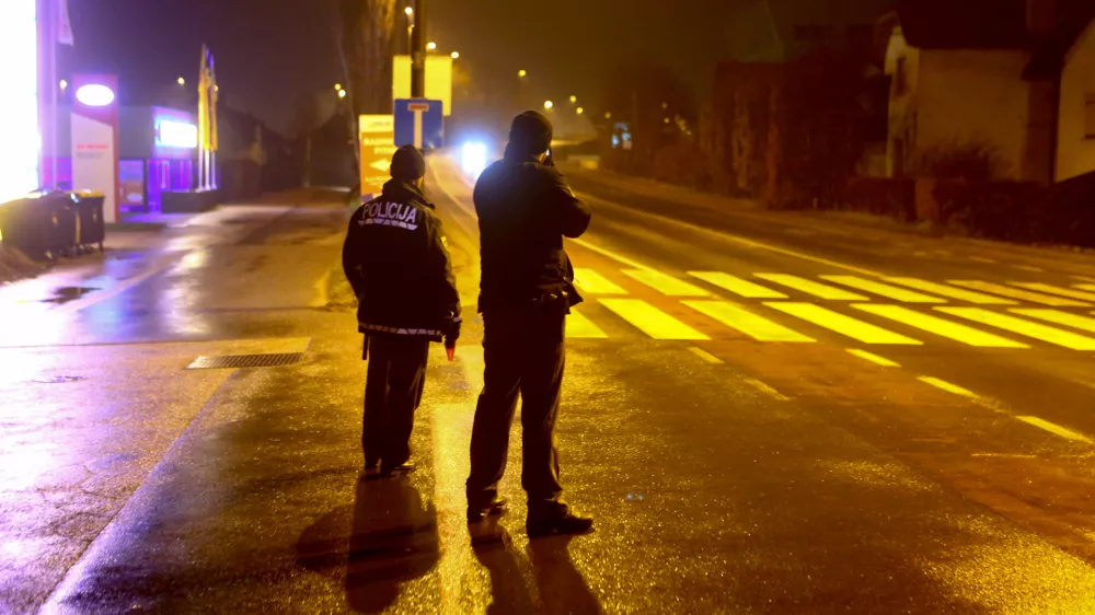 - policist - javna uprava - kazenska politika- 19.01.2015 - Ttrža&scaron;ka cesta pri Dolgem mostu - Policija - nadzor prometa - policijska prometna patrulja - poostrena kontrola cestnega prometa v nočnih urah - //FOTO: Bojan Velikonja