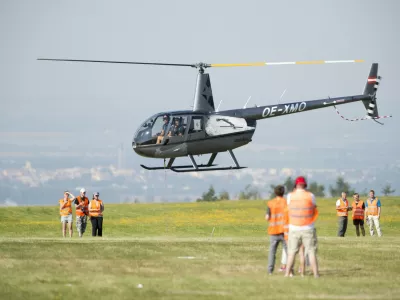 Na sportovn&iacute;m leti&scaron;ti Podhořany na Chrudimsku začalo 19. srpna 2. mistrovstv&iacute; Česk&eacute; republiky ve vrtuln&iacute;kov&eacute;m l&eacute;t&aacute;n&iacute;. Prvn&iacute; discipl&iacute;nou byla Přesnost visen&iacute;, při kter&eacute; pilot mus&iacute; letět po čtvercov&eacute; trati o d&eacute;lce 4x50 metrů a o &scaron;&iacute;řce jeden metr předepsan&yacute;m způsobem. Na vrtuln&iacute;ku jsou zavě&scaron;eny dva řetězy, tř&iacute;metrov&yacute; řetěz nesm&iacute; při letu ztratit kontakt se zem&iacute;, krat&scaron;&iacute; dvoumetrov&yacute; se země nesm&iacute; dotknout. Od vzletu do přist&aacute;n&iacute; by nemělo uběhnout v&iacute;ce než 130 sekund. Na sn&iacute;mku je pilot Thomas Morgenstern a kopilot Stefan Seer z Austr&aacute;lie.,Image: 668668271, License: Rights-managed, Restrictions:, Model Release: no 