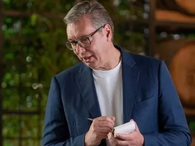 Aleksandar Vučić se v reklamnem spotu pojavi v vlogi natakarja. F zajem zaslona