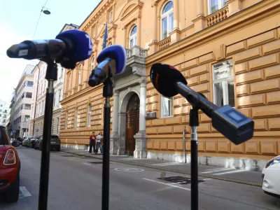 21.5.2026 - Ustavno sodi&scaron;če - vabimo vas na izjavo poslank Svobode Tereze Novak in Lucije Tacer Perlin. Poslanki bosta podprli Darka Nikolovskega, ki bo zaradi vpliva tujih obve&scaron;čevalnih služb, zaradi česar je bila kr&scaron;ena pravica do svobodnih volitev, vložil ustavno pritožbo.zjava poslank in vlagatelja bo danes, 21. 5. 2026, ob 9.00 pred vhodom na sedež Ustavnega sodi&scaron;ča RS (Beethovnova ulica 10).Foto: Luka Cjuha