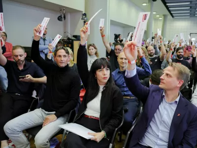 FILE PHOTO: Die Linke (the Left) party's delegates vote as they attend an extraordinary state party conference on their roadmap for exploratory talks following state elections in Berlin, Germany, September 25, 2026. REUTERS/Fabrizio Bensch/File Photo