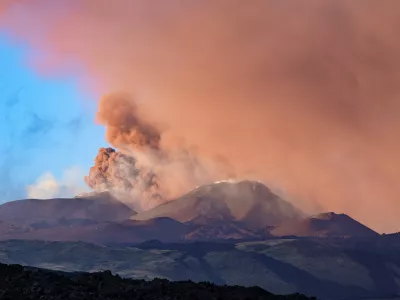 Dana&scaron;nja fotografija izbruha vulkana.