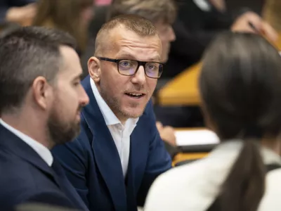 stranka ResnicaBoris Mijić15.06.2026 Državni zbor - parlament - Izredna seja DZ, na kateri bodo odločali o spremembah zakona o lokalnih volitvah ter obravnavali mandatno-volilne zadeve, v okviru katerih bi DZ potrdil mandata nadomestnima poslankamafoto: Nik Erik Neubauer