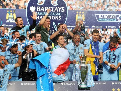 MANCHESTER, ENGLAND - MAY 13: The Manchester City players celebrate with the trophy following the Barclays Premier League match between Manchester City and Queens Park Rangers at the Etihad Stadium on May 13, 2012 in Manchester, England. (Photo by Alex Livesey/Getty Images) / Foto: Alex Livesey