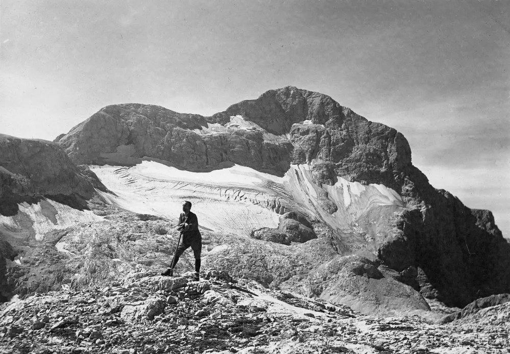 Mojstrana.Triglavski ledenik pred stoletjem - v 20. letih 20. stoletja. Foto: Arhiv Slovenskega planinskega muzeja