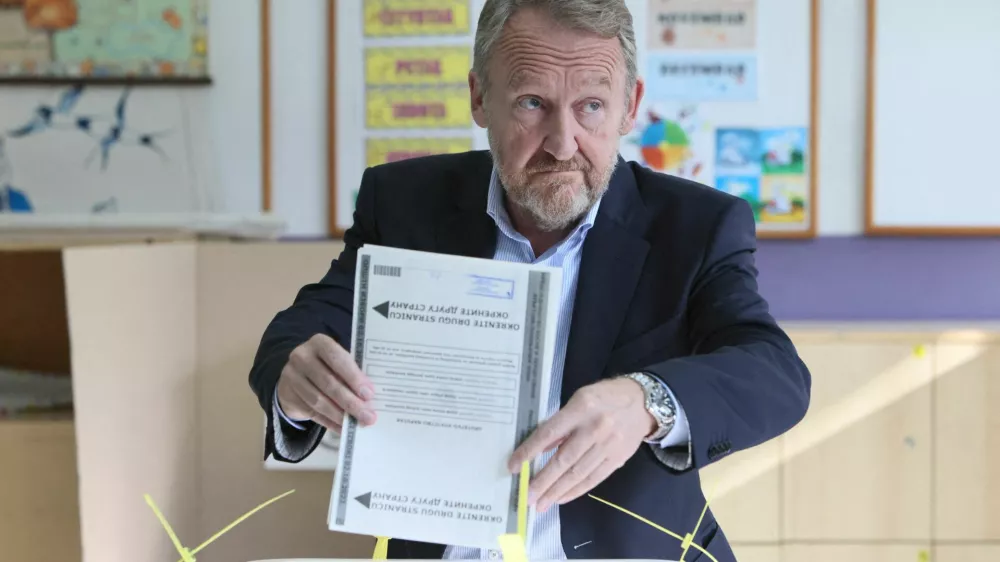 Bakir Izetbegovic of the Party of Democratic Action and Bosniak candidate of the Tri-partite Bosnian Presidency holds a ballot during Presidential and parliamentary elections at a polling centre in a school in Sarajevo, October 2, 2022 REUTERS/Amel Emric
