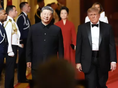 President Donald Trump arrives with China's President Xi Jinping and first lady Melania Trump and Peng Liyuan during a State Dinner for China's President Xi Jinping in the East Room of the White House, Thursday, Sept. 24, 2026, in Washington. (AP Photo/Alex Brandon) / Foto: Alex Brandon