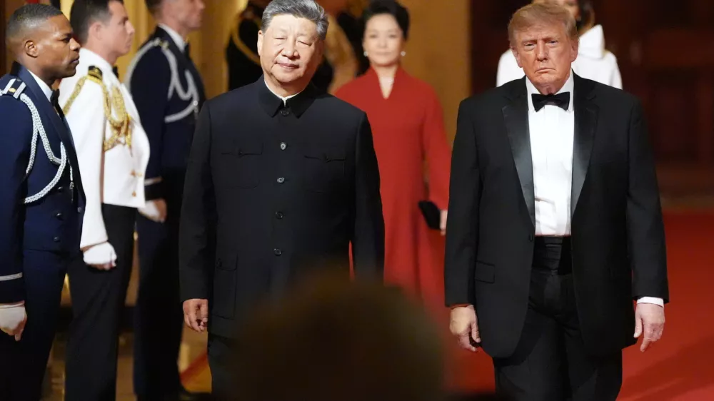 President Donald Trump arrives with China's President Xi Jinping and first lady Melania Trump and Peng Liyuan during a State Dinner for China's President Xi Jinping in the East Room of the White House, Thursday, Sept. 24, 2026, in Washington. (AP Photo/Alex Brandon) / Foto: Alex Brandon