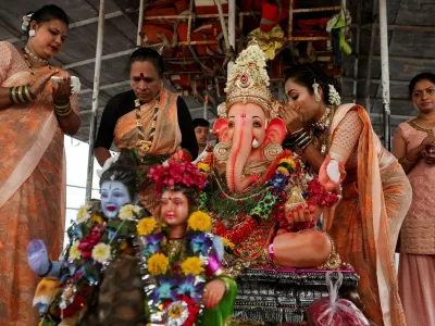 Devotees pray to an idol of the Hindu God Ganesh, the deity of prosperity, during the ten-day-long Ganesh Chaturthi festival in Mumbai, India, September 2, 2025. REUTERS/Francis Mascarenhas