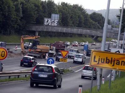 prometni zastoj - kolone vozil - Severna ljubljanska obvoznica.//FOTO: Luka Cjuha