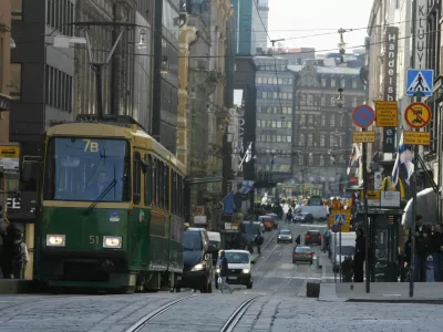 - FINSKA - Helsinki - Pridružitev EU 1995 - ni članica zveze NATO - Povr&scaron;ina 338.145 km2 - Prebivalstvo 5,3 milijona (Finci 93,4%, &Scaron;vedi 5,7%, Rusi 0,4%, Estonci 0,2%, Romi 0,2%, Laponci 0,1%) - Valuta evro (EUR) - Dnevnik z avtodomom po Evropi 2008 - Evropska mesta&ndash; 50 let Evropske unije - 27 držav članic EU - Evropska unija - //FOTO: Bojan VelikonjaOPOMBA: ZA OBJAVO V ČASOPISU DNEVNIK