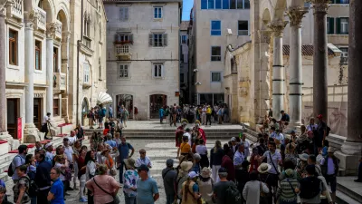 - Trg pred Dioklecijanovo palačo v Splitu.- Turizem, turisti, množični turizem,- Hrvaška,- 27.05.2025. - Reportaža o Jadranski magistrali ob 60. obletnici izgradnje in 70. obletnici začetka gradnje.- Jadranska magistrala, cesta, hrvaška obala.OPOMBA: ZA OBJAVO V OBJEKTIVU!//FOTO: Bojan Velikonja