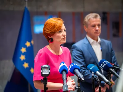 Ljubljana, DZ.Izjava za medije predstavnikov Socialnih demokratov, Levice in Svobode ob robu izredne seje DZ.Sokoordinatorica Levice in vodja poslanske skupine Asta Vrecko.