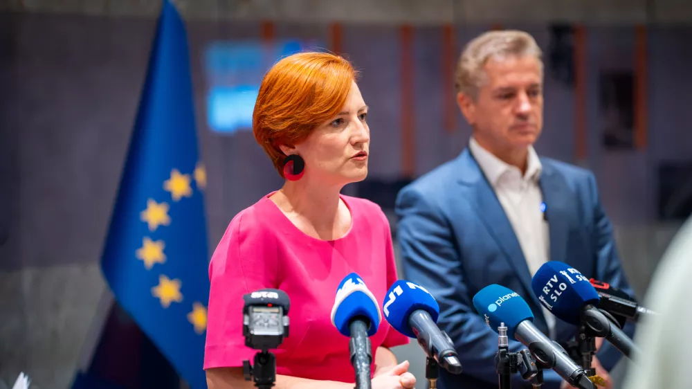 Ljubljana, DZ.Izjava za medije predstavnikov Socialnih demokratov, Levice in Svobode ob robu izredne seje DZ.Sokoordinatorica Levice in vodja poslanske skupine Asta Vrecko.