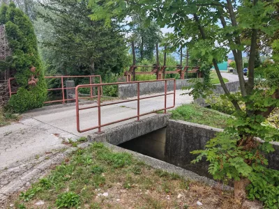Mlinarjev most v Komendi je bil po poplavah avgusta 2023 prepoznan kot eden od objektov, ki jih bo treba celovito sanirati. F Občina Komenda