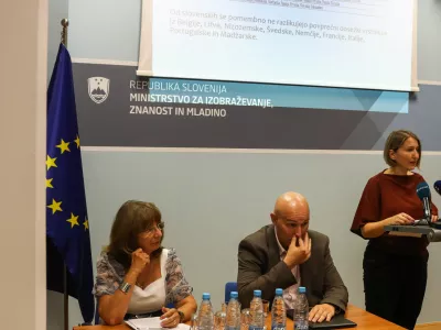 - Mojca &Scaron;krinjar, državna sekretarka ministrstva za izobraževanje znanost in mladino,- Borut Rončević, minister za izobraževanje znanost in mladino,- Klaudija &Scaron;terman Ivančič, koordinatorka raziskave iz Pedago&scaron;kega in&scaron;tituta,- 08.09.2026. - Predstavitev rezultatov mednarodne raziskave PISA 2025, ki kaže dosežke 15 letnikov na področju bralne, matematične in naravoslovne pismenosti.