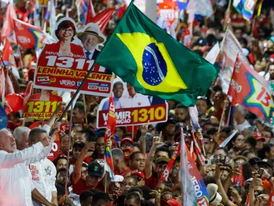 Brazilian President Luiz Inacio Lula da Silva, a candidate for reelection for the Workers' Party (PT), holds a Brazilian flag during a campaign rally in Salvador, Brazil, September 29, 2026. REUTERS/Rafael Martins