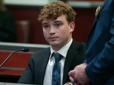 Carter Eslick is fingerprinted during his sentencing hearing in Coconino County Superior Court in Flagstaff, Arizona, on September 30, 2026. / Foto: Mark Henle/the Republic