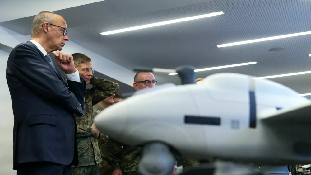 German Chancellor Friedrich Merz, Commander Lieutenant General Peter Mirow and Carsten Breuer, Inspector General of the Bundeswehr listen to the soldiers presenting the drones, as Merz visits the 1 German-Netherlands Corps (1GNC) in Muenster, Germany, October 1, 2026. REUTERS/Leon Kuegeler