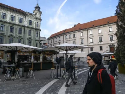- gostinska ponudba Pre&scaron;ernov trg -- 30.11.2021 - Veseli December 2021 - božično novoletni sejem - praznično osvetljeno sredi&scaron;če prestolnice - začetek prazničnega decembrskega sejma na ljubljanskih ulicah -  božično novoletni sejem &ndash; prednovoletno okra&scaron;evanje -//FOTO: Luka Cjuha