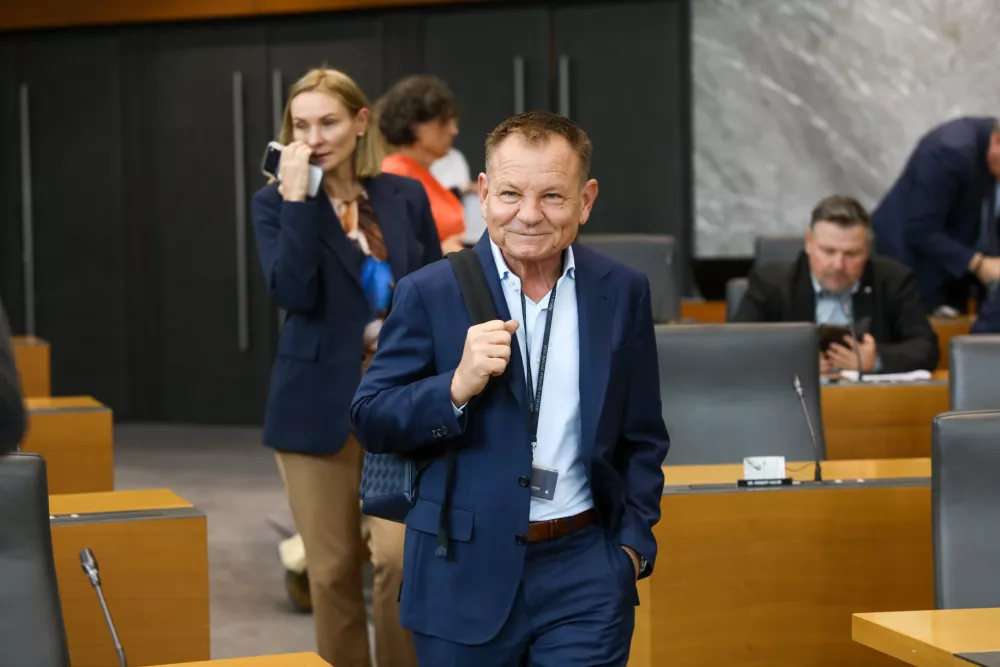 Od strankarskih podmladkov do starih sodelavcev: Komu zaupajo ministri?