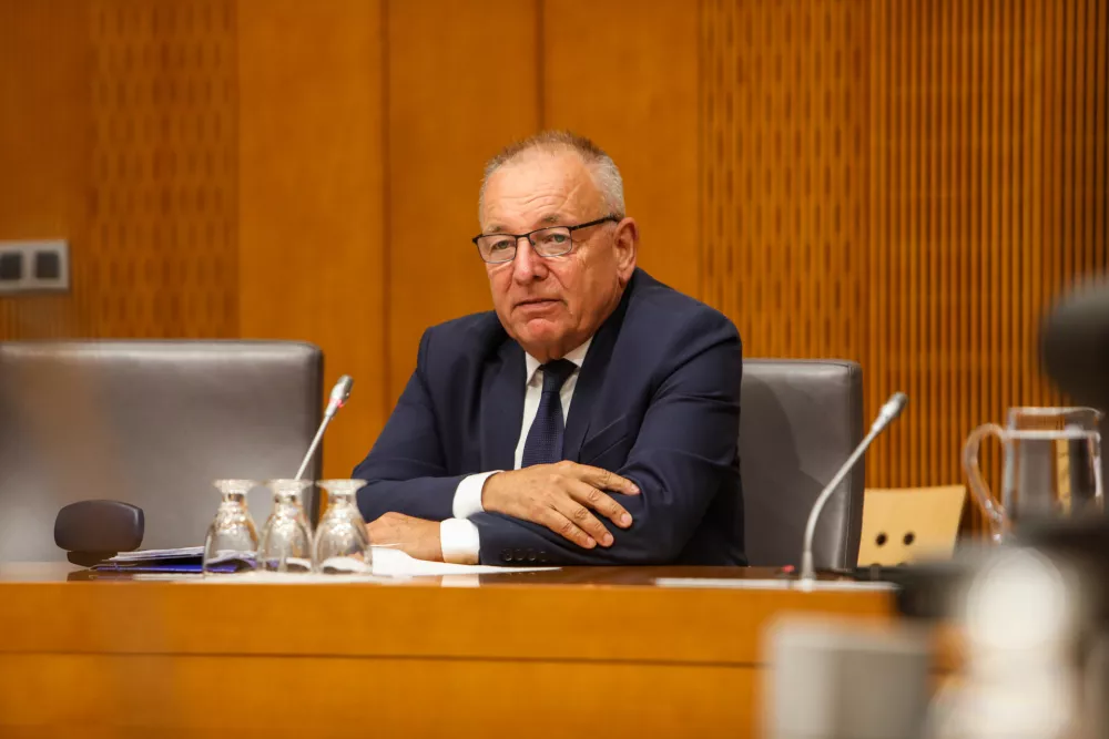 Od strankarskih podmladkov do starih sodelavcev: Komu zaupajo ministri?