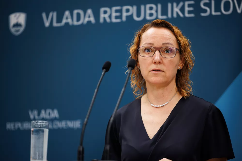 Od strankarskih podmladkov do starih sodelavcev: Komu zaupajo ministri?