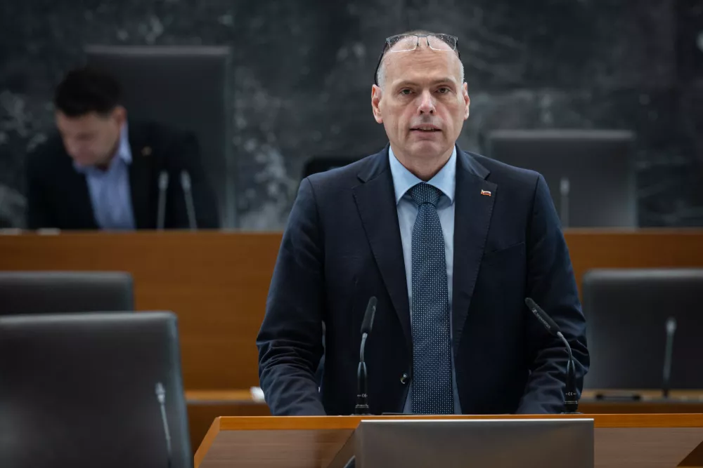 Od strankarskih podmladkov do starih sodelavcev: Komu zaupajo ministri?