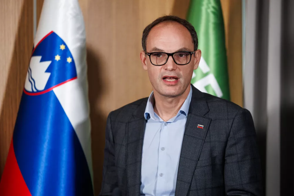 Od strankarskih podmladkov do starih sodelavcev: Komu zaupajo ministri?
